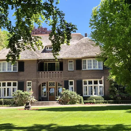 Huize Beukenstein B&B 로헴